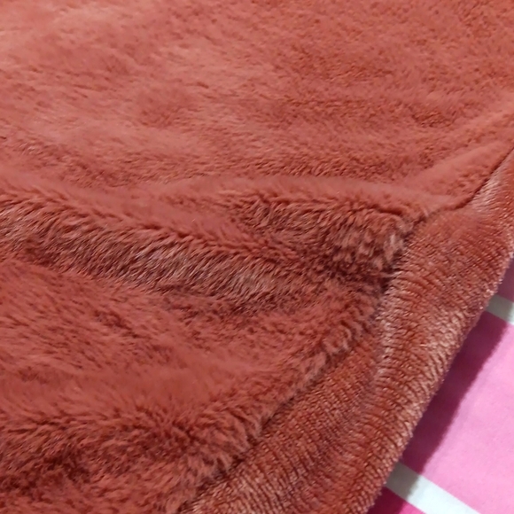 Beautiful Plush Soft Throw Blanket - Picture 3 of 7